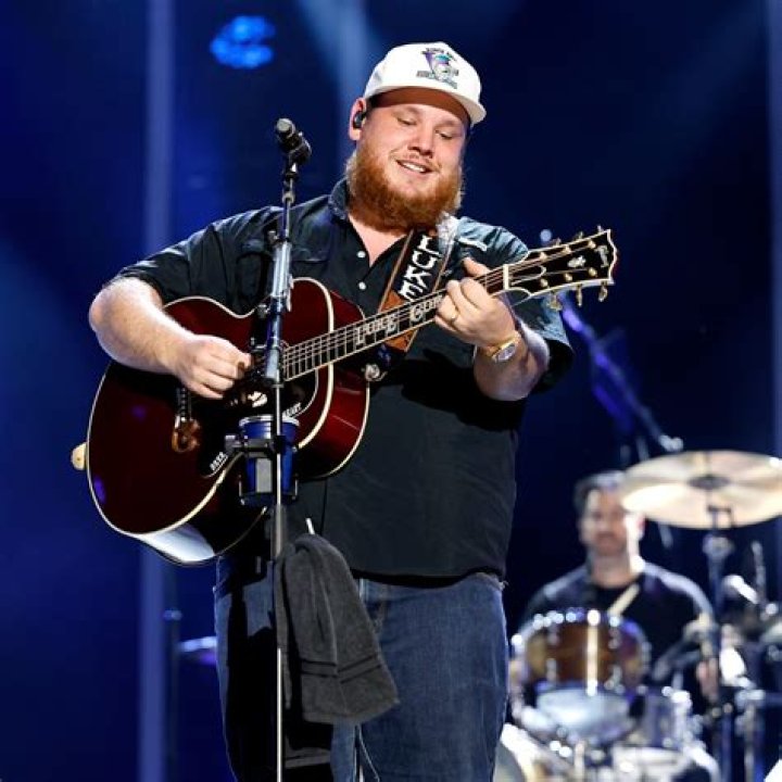 Does Luke Combs Have Any Siblings? Discover Now!